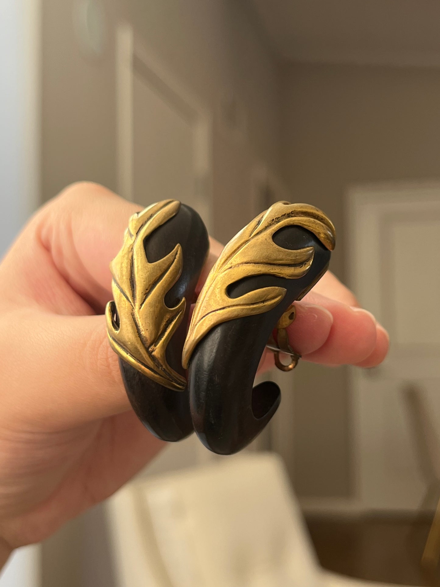 Vintage Isabel Canovas Vine Leaf Natural Wood Hoop Bronze Gold-Plated Clip-On Earrings