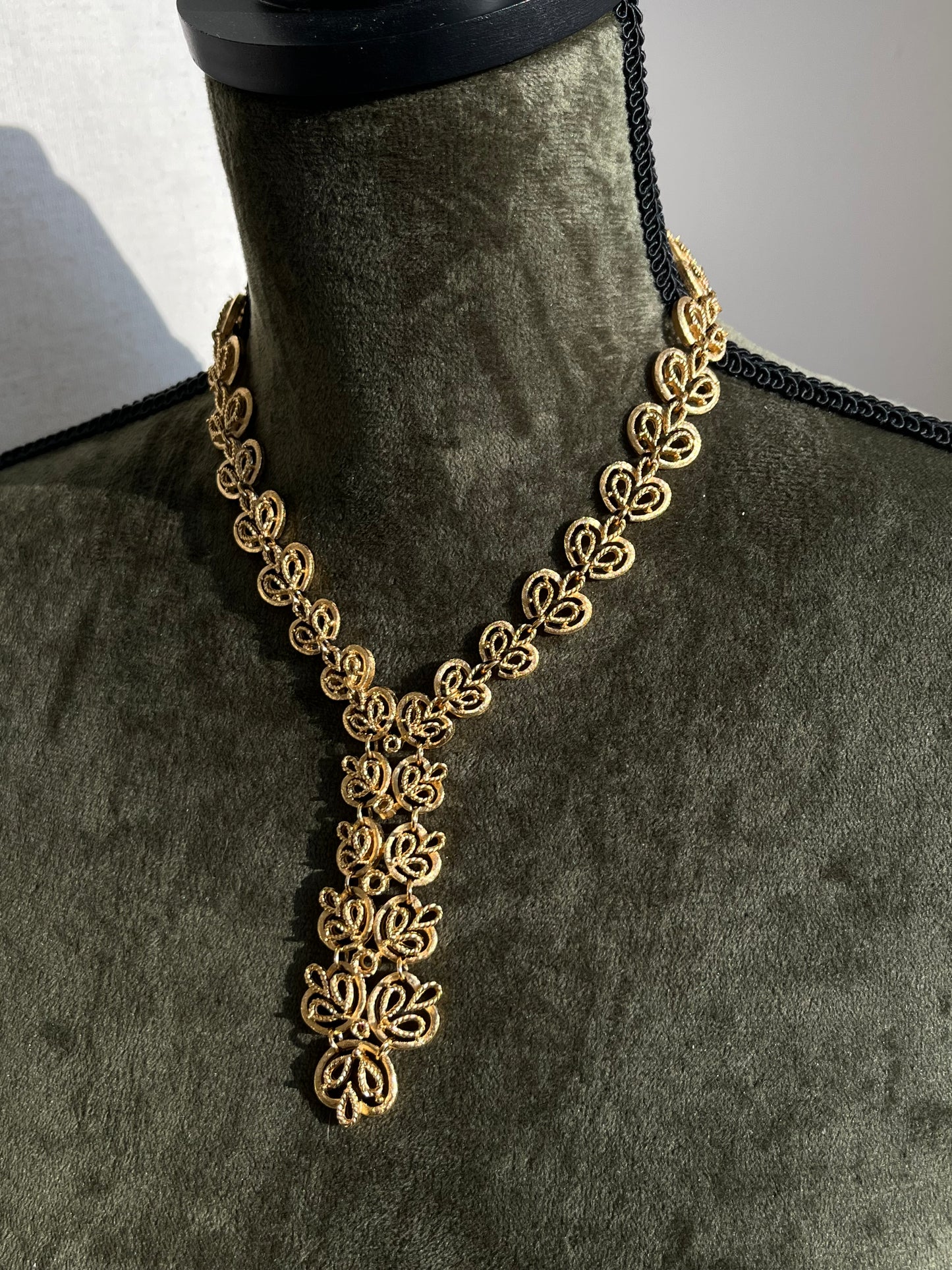 Vintage Crown Trifari 1950s Heart Arabesque Lace Tie Y Shaped Gold-Tone Necklace