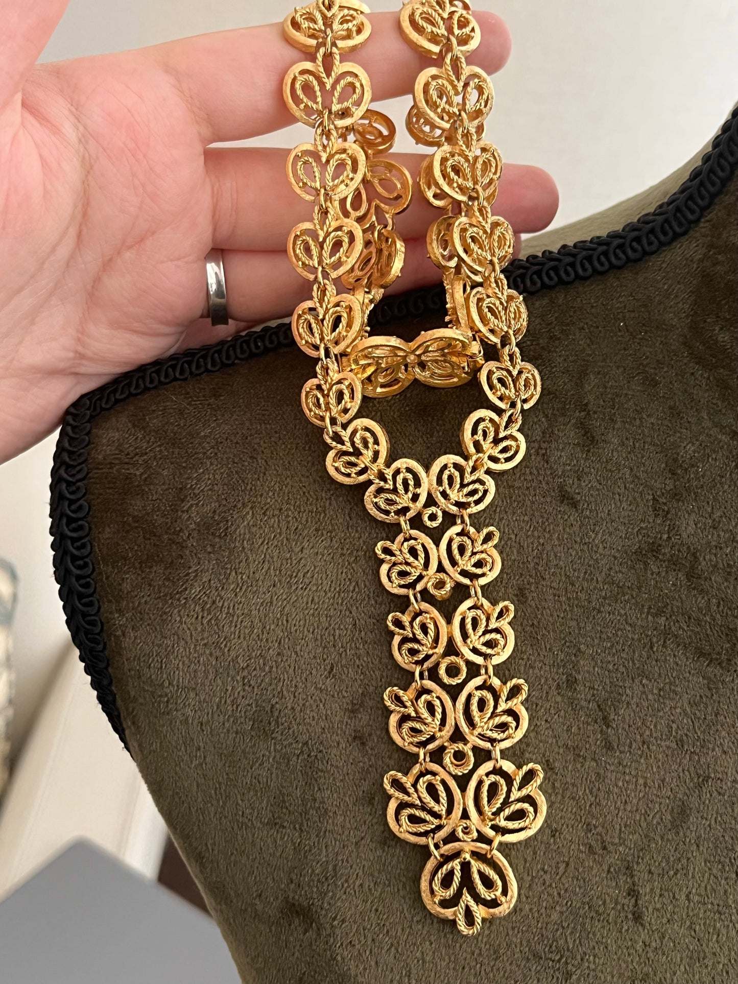 Vintage Crown Trifari 1950s Heart Arabesque Lace Tie Y Shaped Gold-Tone Necklace