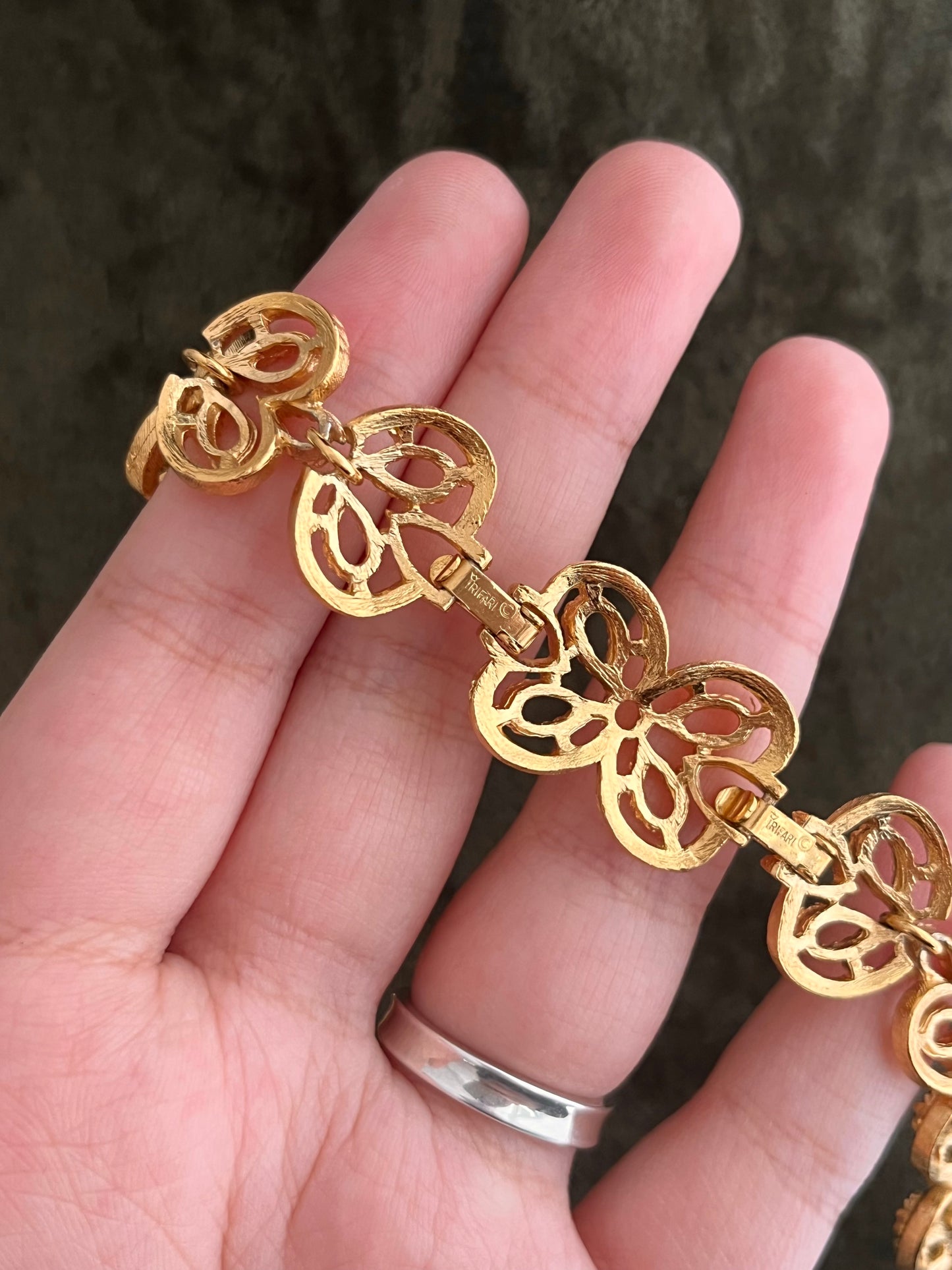 Vintage Crown Trifari 1950s Heart Arabesque Lace Tie Y Shaped Gold-Tone Necklace