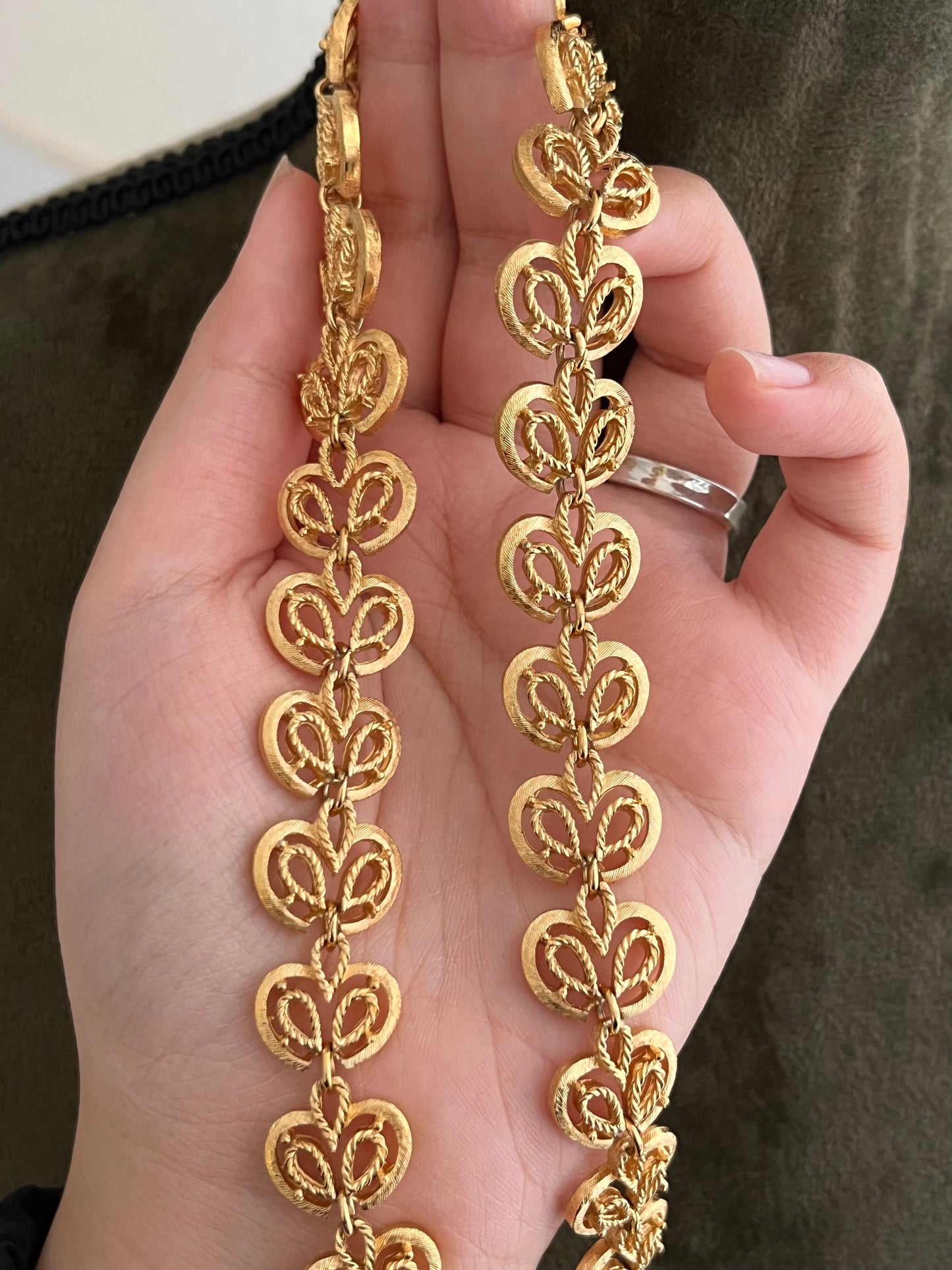 Vintage Crown Trifari 1950s Heart Arabesque Lace Tie Y Shaped Gold-Tone Necklace