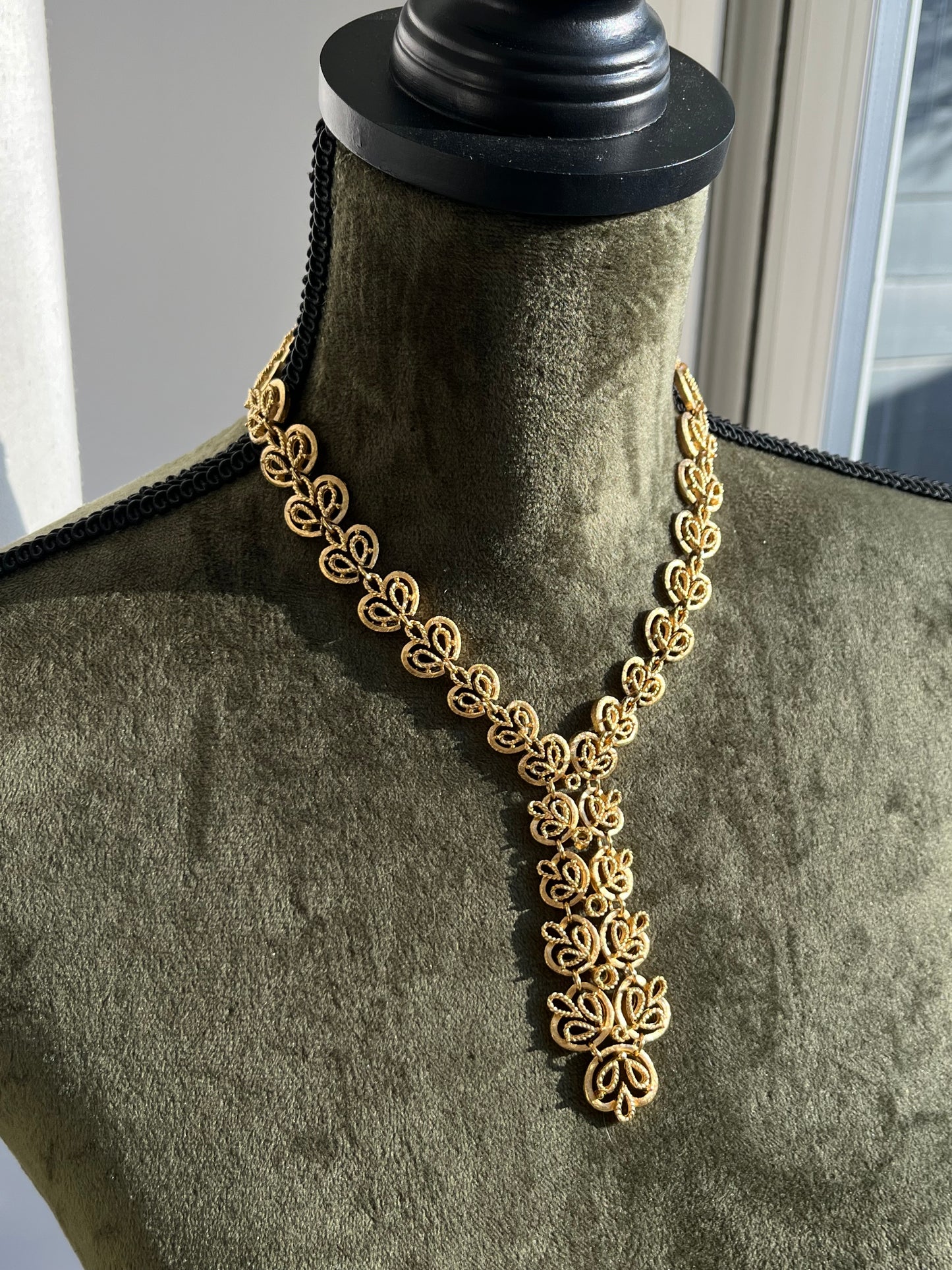 Vintage Crown Trifari 1950s Heart Arabesque Lace Tie Y Shaped Gold-Tone Necklace