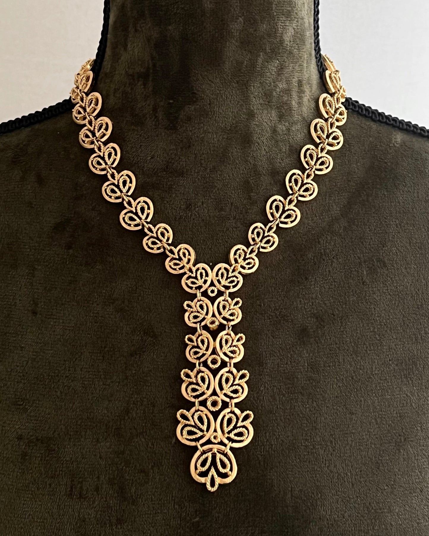 Vintage Crown Trifari 1950s Heart Arabesque Lace Tie Y Shaped Gold-Tone Necklace