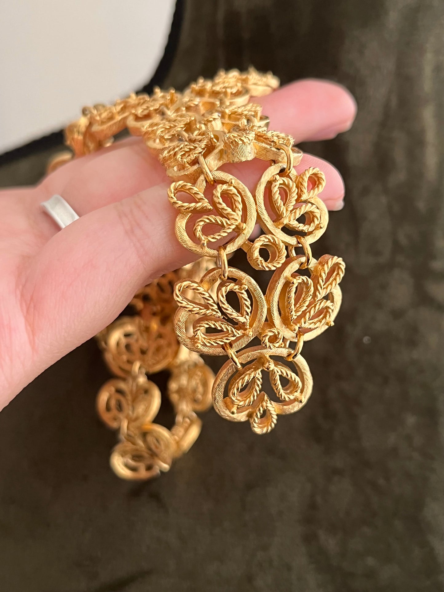 Vintage Crown Trifari 1950s Heart Arabesque Lace Tie Y Shaped Gold-Tone Necklace