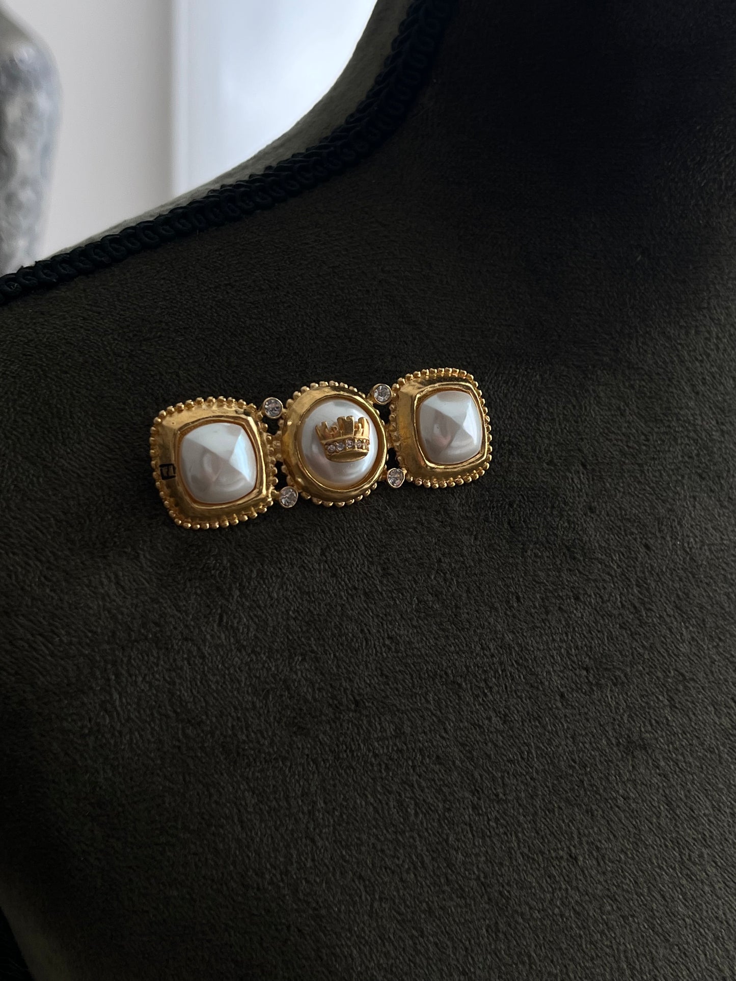 Vintage Fendi Classic Crown Motif Sugarloaf-Cut Pearl Rhinestone Gold-Tone Bar Brooch