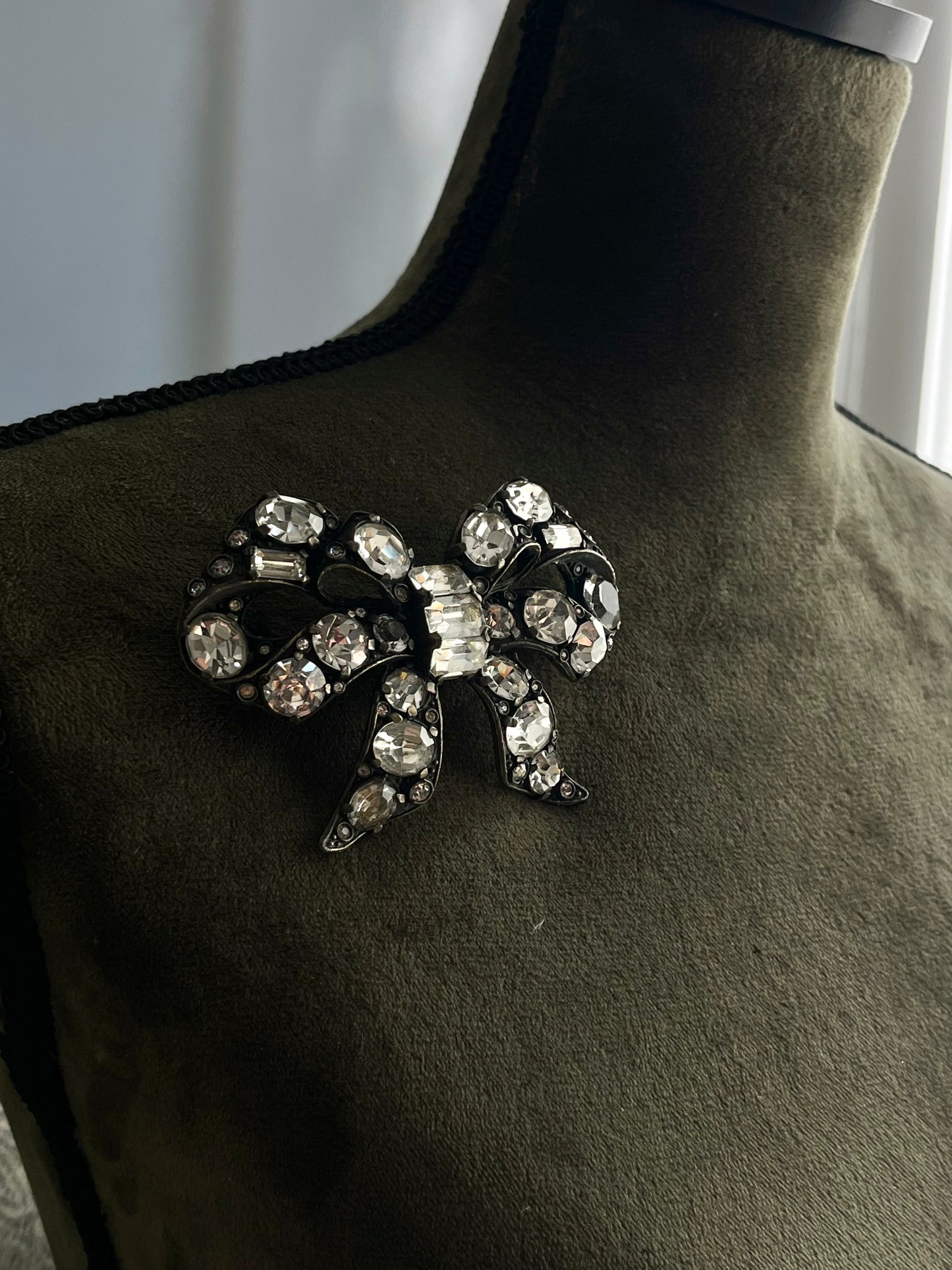 Vintage Eisenberg Original 1920s Bow Tie Butterfly Knot Large Rhinestone Bronze-Tone Brooch